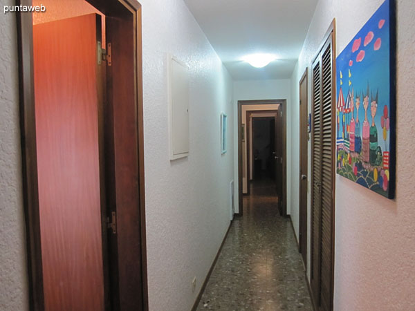 Pasillo de acceso a los dormitorios. Al final de este pasillo existe un pallier específico para los dormitorios.