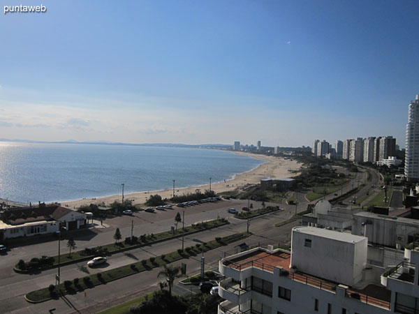 Vista hacia la costa de la playa Mansa en dirección a Punta Ballena desde el balcón terraza cerrado.