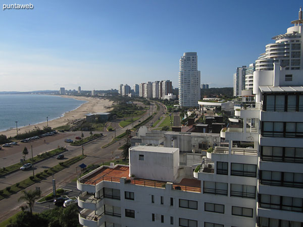 Vista hacia la bahía de Punta del Este a lo largo de la playa Mansa desde la ventana del segundo dormitorio.