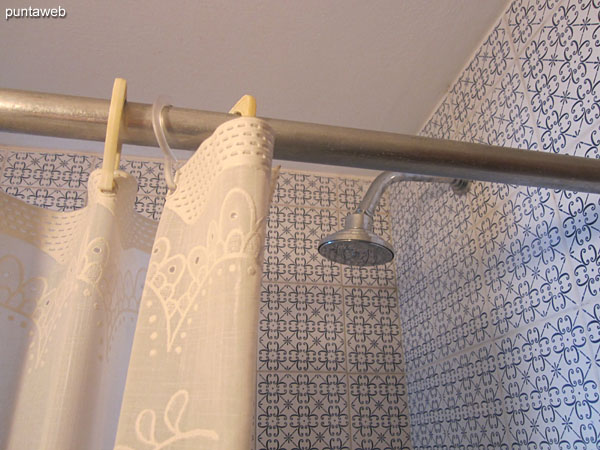 Bathroom of the service bedroom, equipped with shower and bathroom curtain.