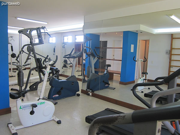 Fitness center. Located on the ground floor towards the north side. It has equipment of weights, tapes and fixed bicycles among other equipment.