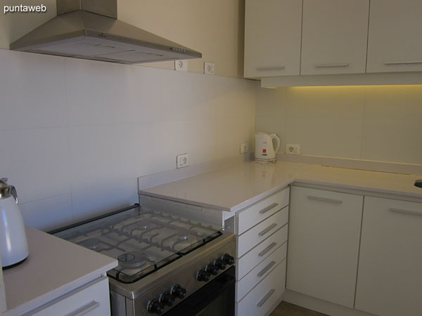 El espacio de baracoa se complementa con cocina, heladera con freezer y horno microondas.