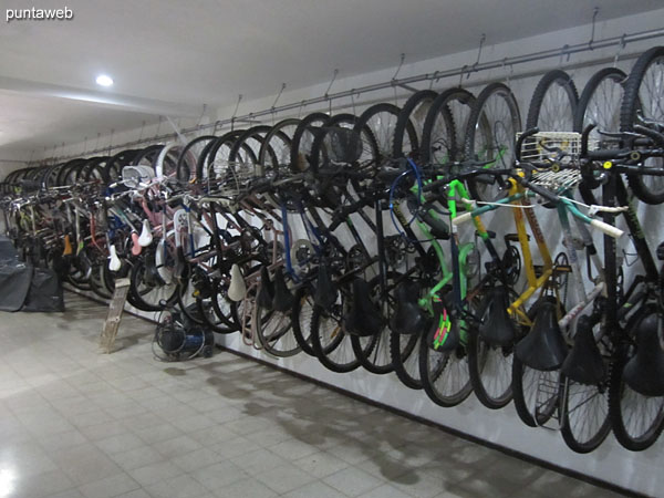 Sector para bicicletas en el subsuelo.