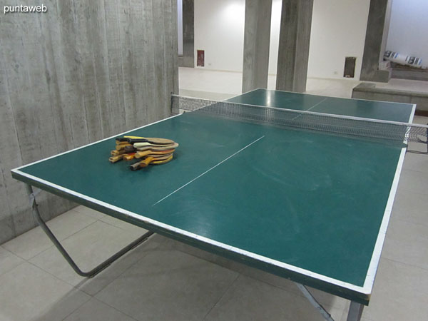 Sala de juegos para adolescentes. situado en el subsuelo del edificio. Cuenta con futbolito y mesas de ping pong.