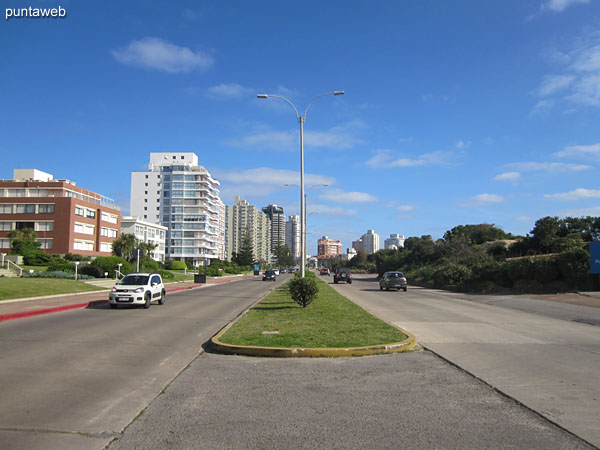 Rambla Claudio Williman hacia la pennsula de Punta del Este frente al edificio.