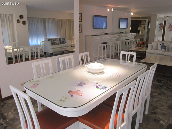 Detail of the dining table, in wood and glass and capacity for eight people.