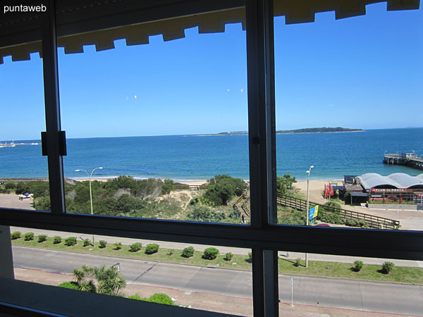 Vista hacia la bahía de Punta del Este sobre la playa Mansa desde la ventana del living comedor.