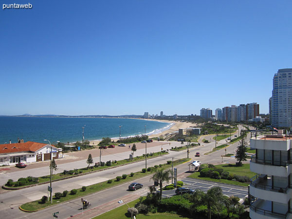 Vista hacia la baha de Punta del Este a lo largo de la playa Mansa desde la ventana del living comedor.