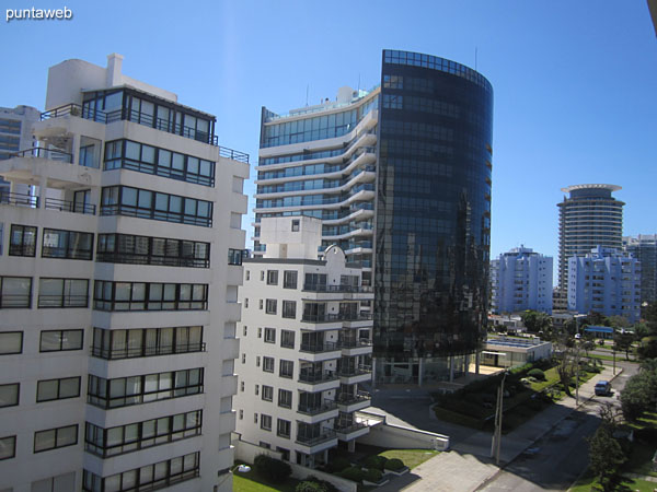 Vista hacia el lateral norte sobre entorno de edificios desde la ventana junto al espacio del comedor.