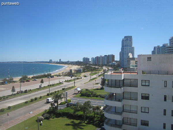 Vista hacia la baha de Punta del Este a lo largo de la playa Mansa desde la ventana del living comedor.