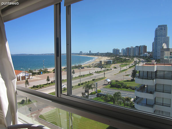 Vista hacia la baha de Punta del Este a lo largo de la playa Mansa desde la ventana del living comedor.