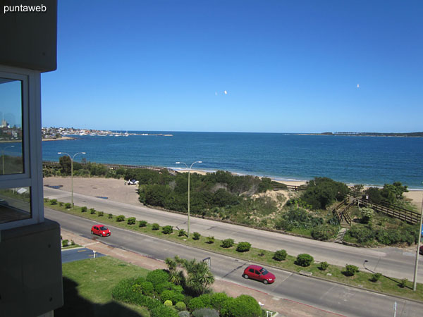 Vista hacia la pennsula de Punta del Este desde la ventana del living comedor.