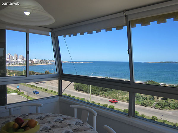 Vista hacia el puerto de yates de la pennsula desde la ventana del balcn terraza cerrado.