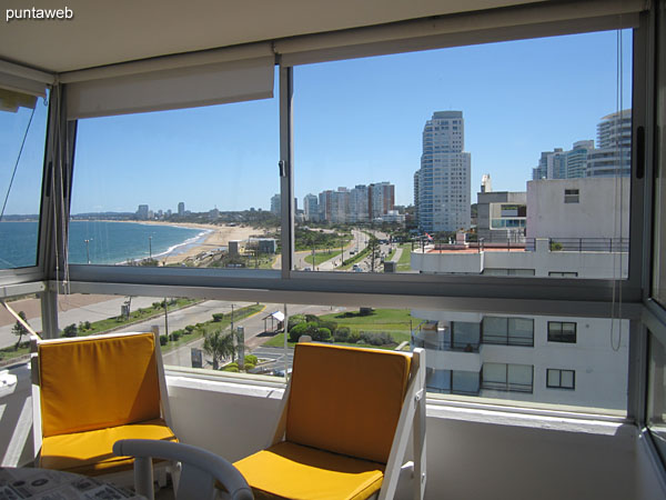 Vista hacia el noroeste a lo largo de la playa Mansa desde la ventana lateral del balcn terraza cerrado.