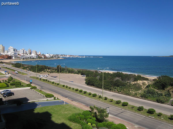 Vista hacia el puerto de yates de la pennsula a lo largo de la rambla Claudio Williman desde la ventana del balcn terraza cerrado.