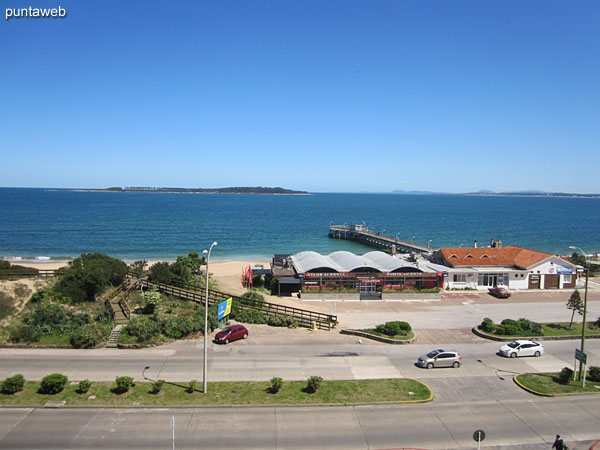 Vista hacia la baha de Punta del Este, sobre la playa Mansa, isla Gorriti y muelle de pescadores del Club de Pesca desde la ventana del balcn cerrado y techado.