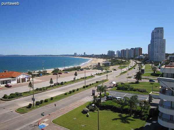 Vista hacia la baha de Punta del Este a lo largo de la playa Mansa desde la ventana lateral del balcn terraza cerrado.