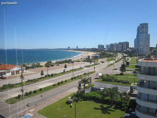 Vista hacia la baha de Punta del Este a lo largo de la playa Mansa desde la ventana lateral del balcn terraza cerrado.