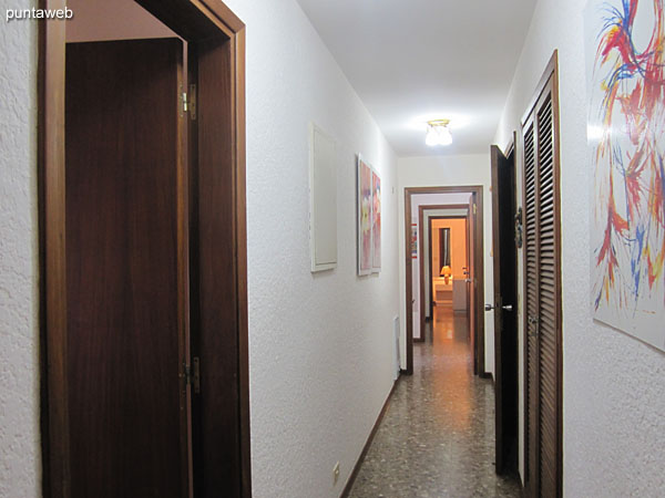 Access corridor to the bedrooms. On the left in the foreground access to the kitchen and bedroom service.