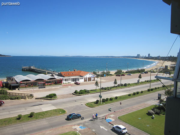 Vista hacia la bahia de Punta del Este desde la ventana del living comedor.