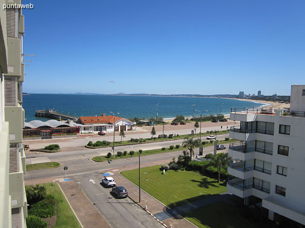 Vista hacia la baha de Punta del Este desde la ventana de la suite.