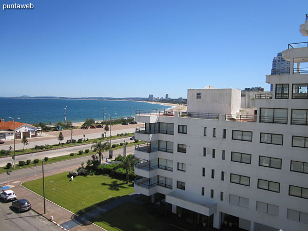 Vista hacia la baha de Punta del Este desde la ventana de la suite.