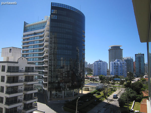 Vista hacia el entorno de edificios sobre el lateral norte desde la ventana de la suite.