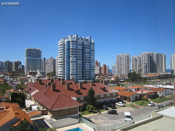 Vista hacia el contrafrente desde la ventana al este de la suite.