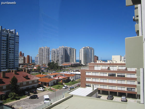 Vista hacia el contrafrente desde la ventana al este de la suite.