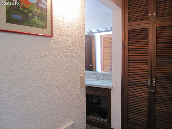 Access to the bathroom of the suite.