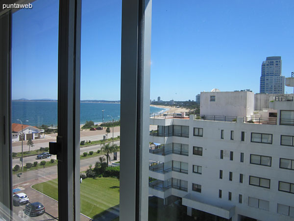 Vista hacia el lateral norte, bahía de Punta del Este y playa Mansa desde la ventana del segundo dormitorio.
