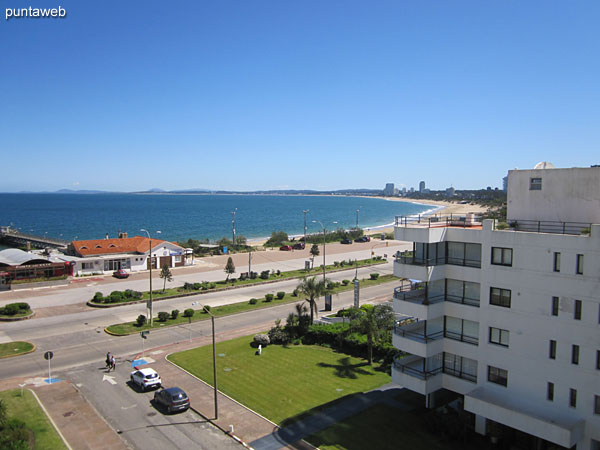 Vista hacia el lateral norte, baha de Punta del Este y playa Mansa desde la ventana del segundo dormitorio.