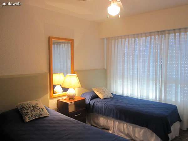Tercer dormitorio. Situado hacia el lateral norte. Cuenta con dos camas individuales, ventilador de techo, aire acondicionado y amplio placard en madera.