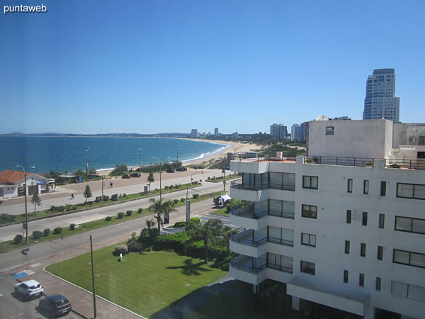 Vista hacia el lateral norte, bahía de Punta del Este y playa Mansa desde la ventana del tercer dormitorio.