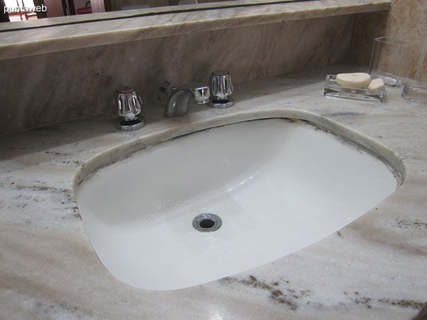 Detail of taps and sanitary fixtures of the second bathroom.