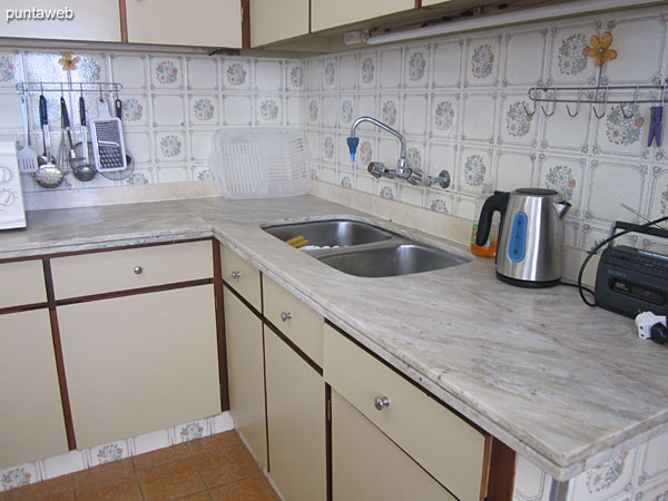 Countertop with double sink in stainless steel.