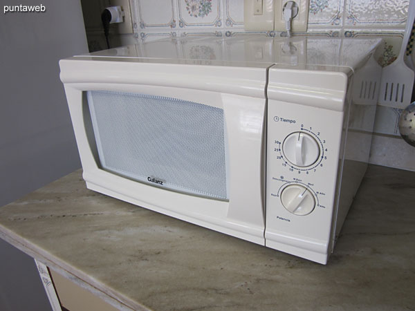 Microwave oven.