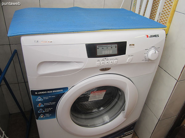 Washing machine arranged in laundry space integrated into the kitchen.