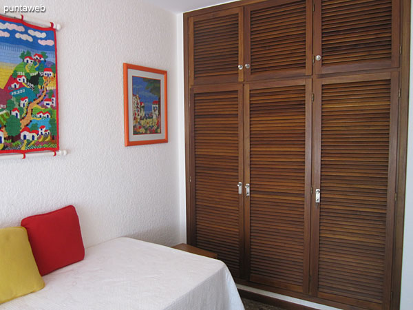 Dormitorio de servicio con amplio placard en madera.