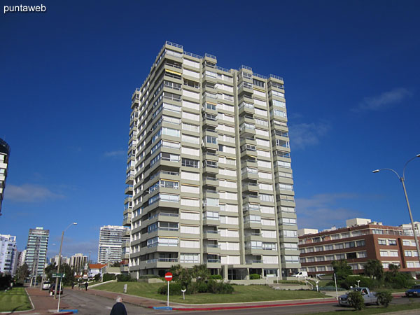 Facade of the Malecn IV from the Rambla Claudio Williman.