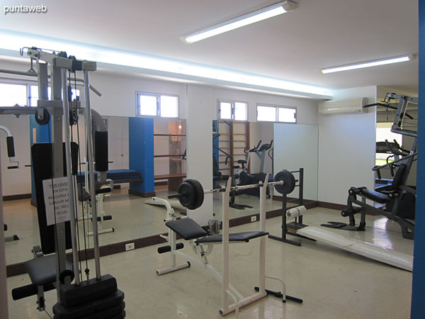 Fitness center. Located on the ground floor towards the north side. It has equipment of weights, tapes and fixed bicycles among other equipment.