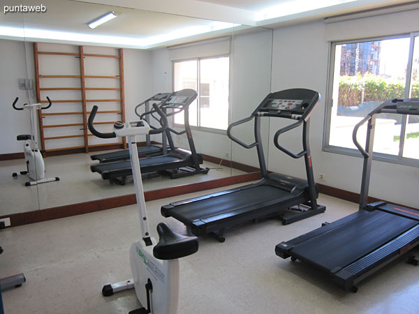 Fitness center. Located on the ground floor towards the north side. It has equipment of weights, tapes and fixed bicycles among other equipment.
