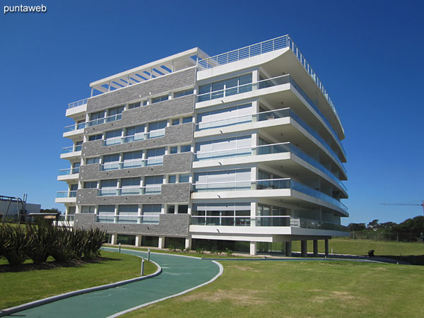 Bloque III, el edificio se encuentra en cuarto piso hacia el lateral de la foto y contrafrente.