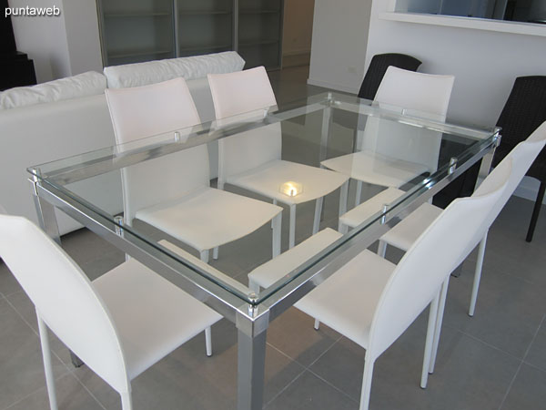 Mesa de comedor rectangular en vidrio y metal dispuesta sobre el lateral oeste del living comedor.<br><br>Cuenta con seis sillas.