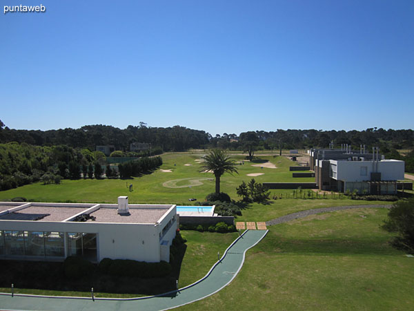 El espacio verde est compuesto por cancha de golf de cuatro hoyos.<br><br>En primer plano la barbacoa con dos parrilleros junto a la pileta al aire libre.