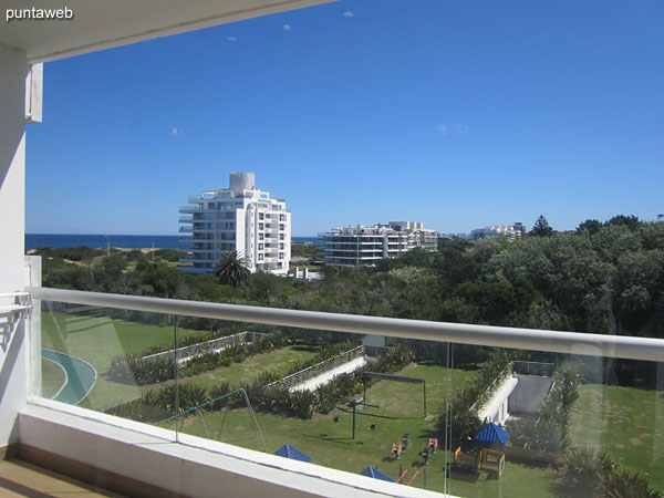 View towards the west side along the whole garden.