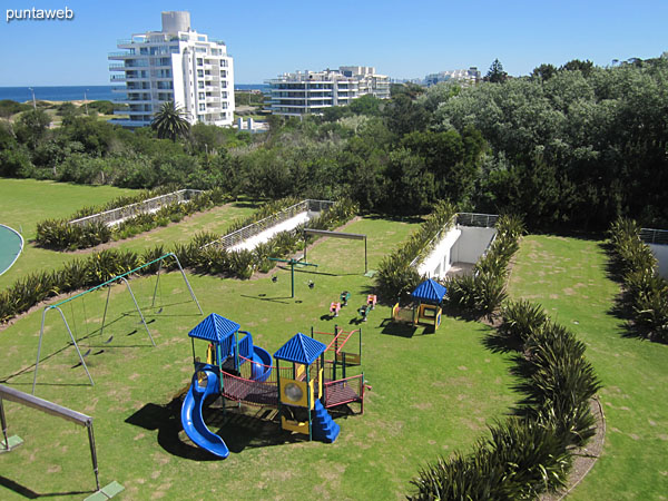 Zona de juegos para nios en el jardn lateral del conjunto.