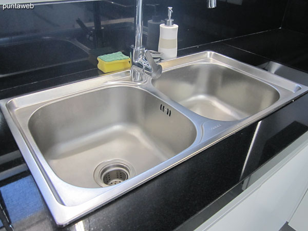 Kitchen with countertop with double sink in stainless steel.