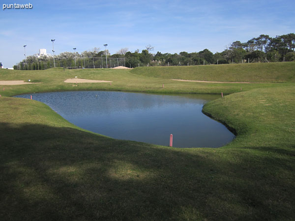 Campo de golf de cuatro hoyos. Al fondo, las residencias.