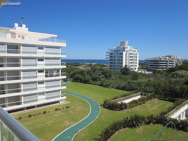 Vista desde la ventana de la suite sobre el lateral del conjunto. Al fondo la lnea de mar.